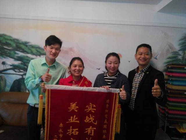 传奇模式公司老师帮贵州自然美美容院  导入《横扫天下》拓客活动现场